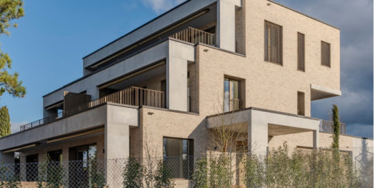 Immeuble résidentiel haut standing en pierre claire au Parc des Crêts à Troinex