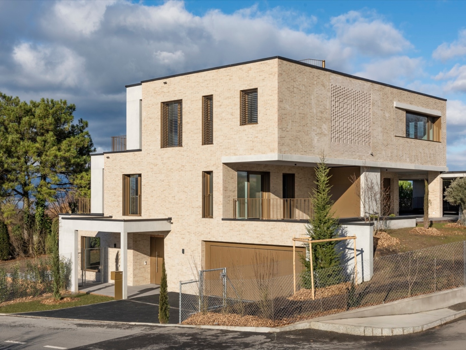Villa contemporaine en pierre claire dans Les Vignes d'Ehden développée par Capvest