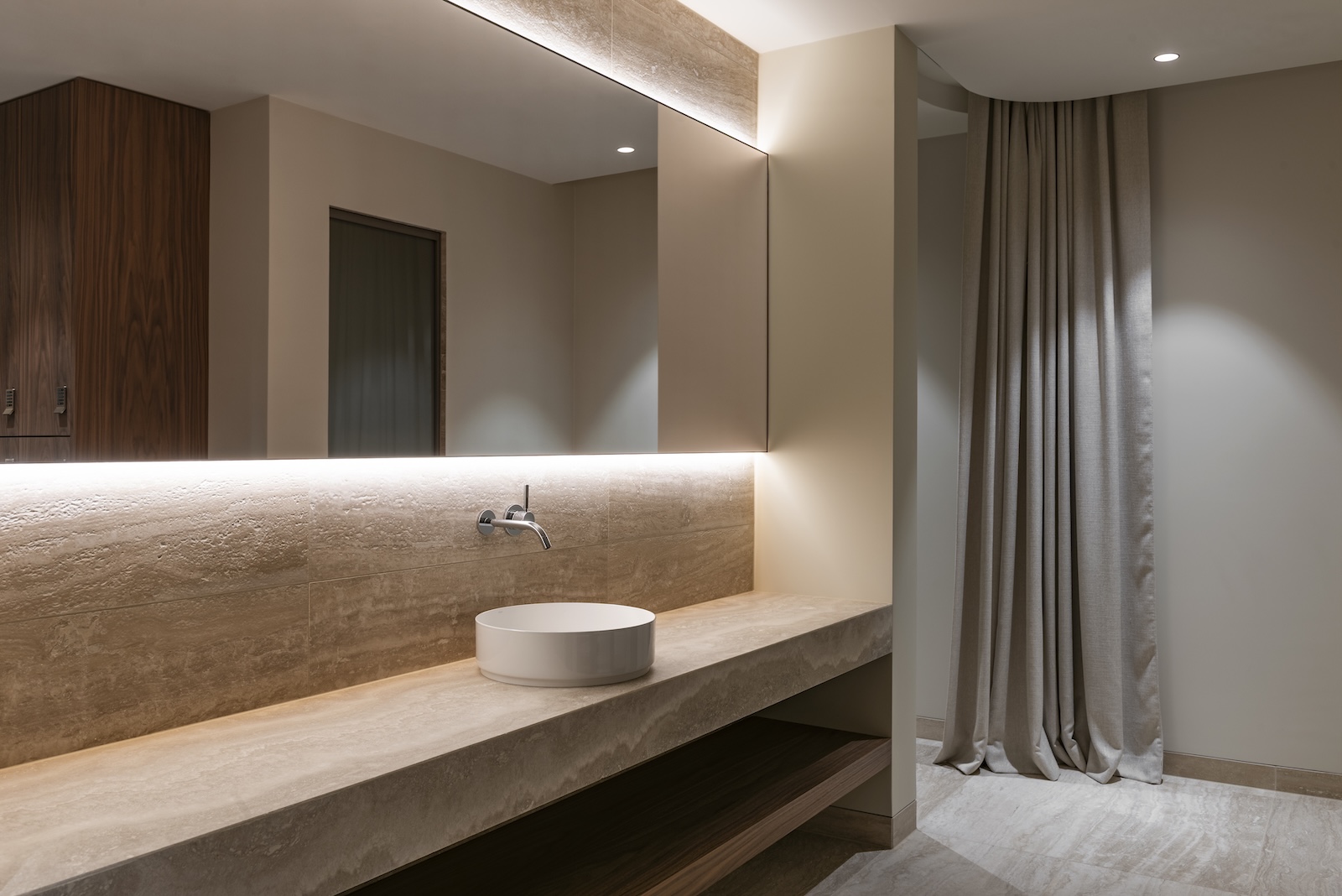Sanitaires du spa de la résidence la Tour carré à Cologny
