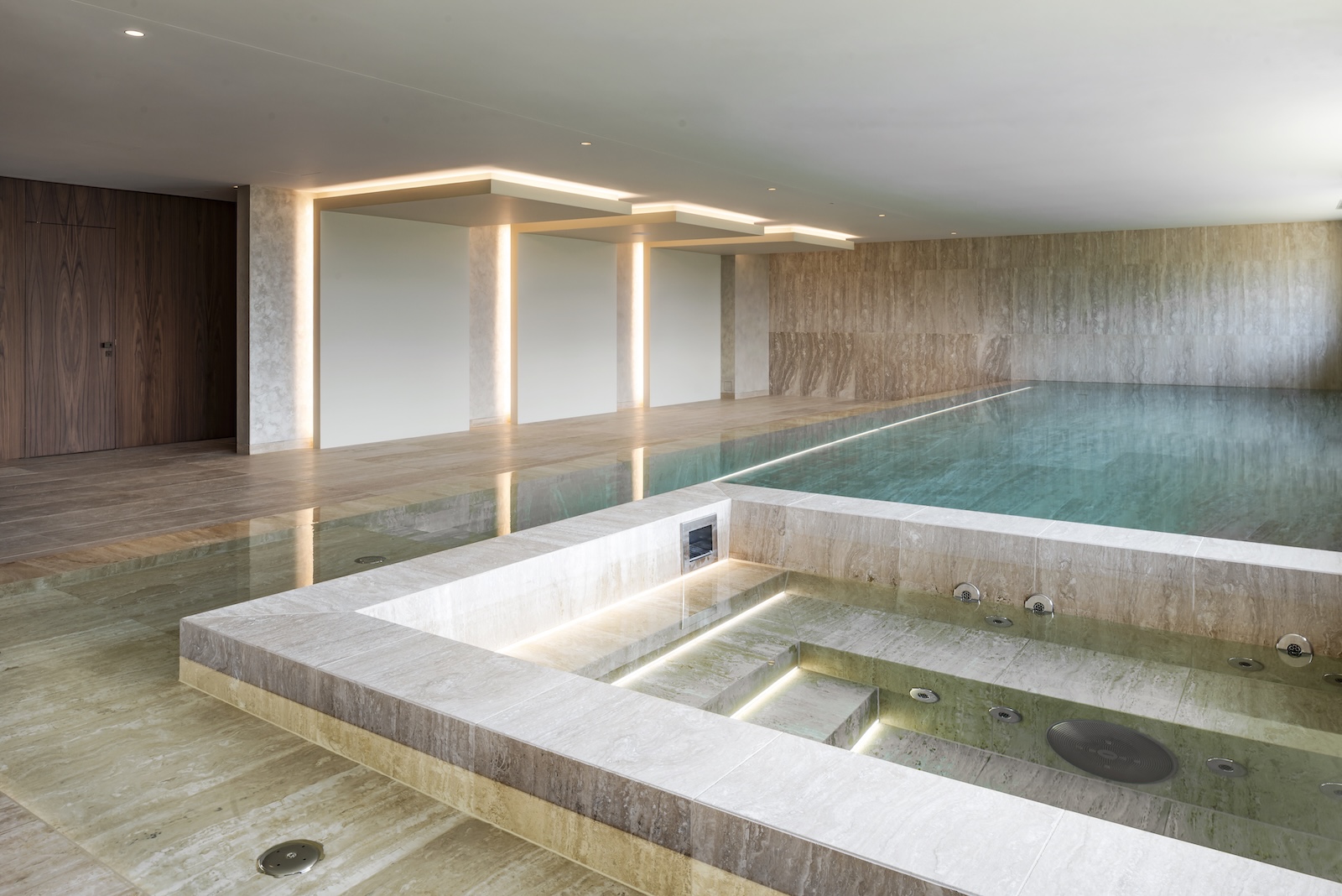 Piscine intérieur résidence tour carré à Cologny
