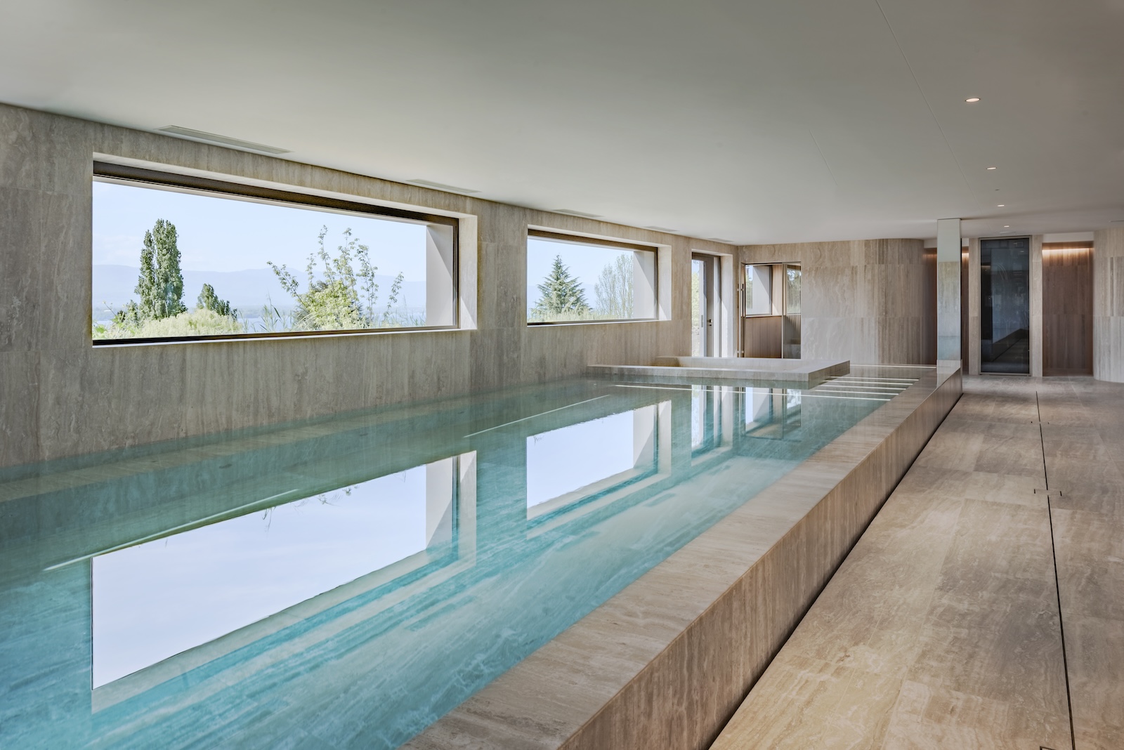 Piscine intérieur du spa de la Tour carré à Cologny